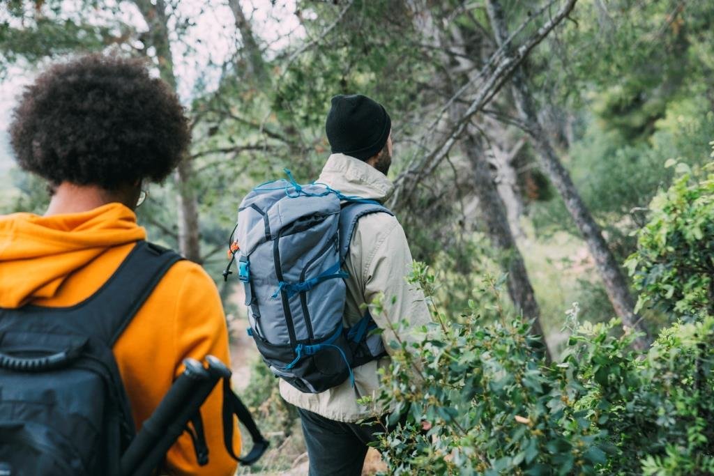 people climbing mounatin - Copie People climbing mounatin Copie